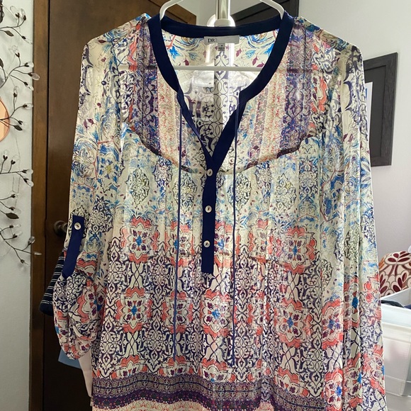 DR2 Tops - DR2 tunic/blouse with patterned fabric, button and tie front placket. Size US M.